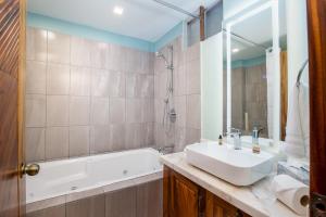 Ένα μπάνιο στο Puerto Vallarta South Shore Luxury Suites,