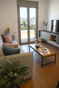 Televízia a/alebo spoločenská miestnosť v ubytovaní New Cozy Chic Apt-Ryfete Luxury Living + 28 fotografií