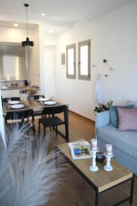 sala de estar con sofá y mesa en New Cozy Chic Apt-Ryfete Luxury Living en Kalathas