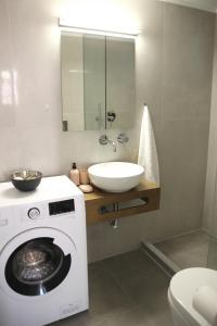 Vonios kambarys apgyvendinimo įstaigoje New Cozy Chic Apt-Ryfete Luxury Living