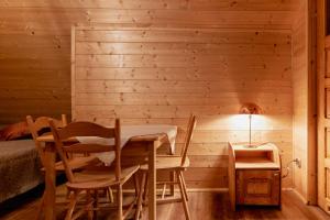 a dining room with a table and chairs at PUSTELNIA WODZA in Wisła