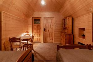a room with a table and chairs in a cabin at PUSTELNIA WODZA in Wisła