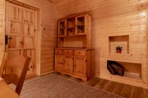 a room with a fireplace in a log cabin at PUSTELNIA WODZA in Wisła