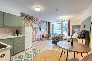 eine Küche und ein Wohnzimmer mit einem Tisch und einem Sofa in der Unterkunft Apartment Rio in Winterberg