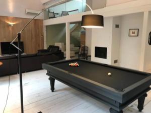 a living room with a pool table at Le jacuzzi de Marie in Tourcoing