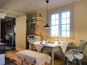 una cucina con tavolo e sedie in una stanza di Holiday home HÄLLEKIS a Hällekis