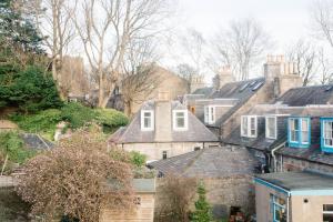 un grupo de techos de casas en una ciudad en 2 DoubleBed Rooms Flat in old Aberdeen, near University, en Aberdeen