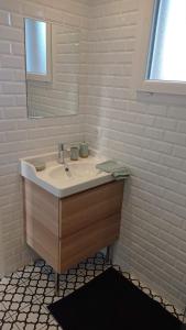 Baño blanco con lavabo y espejo en La Petite Maison du Bassin d'Arcachon - 40 m2, climatisée, indépendante et au calme en Audenge