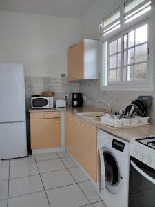 una cucina con lavatrice e lavatrice di Appartement entier à Terre de Haut - Chez Odile a Terre-de-Haut