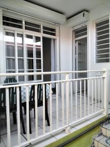 balcone con ringhiera bianca e finestre di Appartement entier à Terre de Haut - Chez Odile a Terre-de-Haut