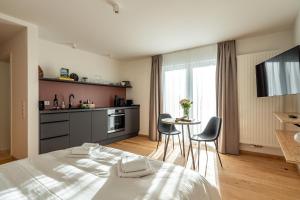 una camera da letto con un letto, un tavolo e delle sedie di stuub saig a Lenzkirch
