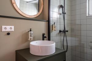 La salle de bains est pourvue d'un lavabo et d'une douche. dans l'établissement stuub saig, à Lenzkirch