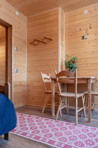 a wooden room with a wooden table and chairs at PUSTELNIA WODZA in Wisła