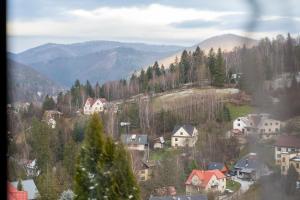a town in the mountains with houses and trees at PUSTELNIA WODZA in Wisła