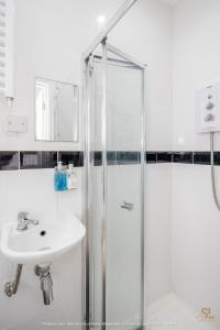 Bathroom sa Enfield House by Svelte Living
