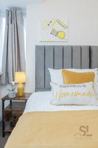 Postelja oz. postelje v sobi nastanitve Enfield House by Svelte Living