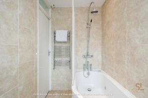 Bathroom sa Enfield House by Svelte Living