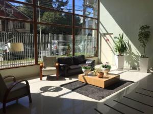 a living room with a couch and a coffee table at Precioso apartamento 1D+1B // Jumbo+centro 5 min in Puerto Montt