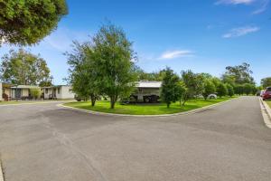 an empty road in front of a house at Traralgon Holiday Village in Traralgon