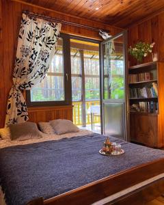 Ένα ή περισσότερα κρεβάτια σε δωμάτιο στο Leśny Czar