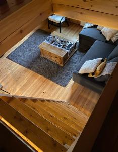 an overhead view of a living room with a couch and a coffee table at Holiday Home Ruka Lammensyli in Ruka