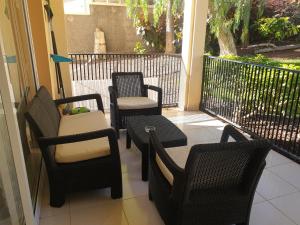 - une terrasse couverte avec 4 chaises et une table dans l'établissement Away but Home, à San Miguel de Abona