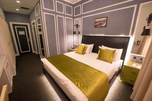 A bed or beds in a room at Dondar Hotel Formula 1 View