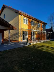 a house with a lawn in front of it at Gästehaus Traunreut - Monteur und Gästezimmer - in Traunreut