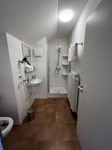 ห้องน้ำของ Gästehaus Traunreut - Monteur und Gästezimmer -