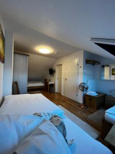 เตียงในห้องที่ Gästehaus Traunreut - Monteur und Gästezimmer -