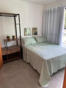 1 dormitorio con cama y ventana en Maraca Beach, en Porto de Galinhas