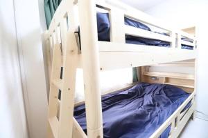 a bunk bed in a small room with a bunk bed in a bedroom at 札幌市にある１０人宿泊可能物件 in Atsubetsu