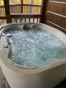 Gambar di galeri bagi GYPSY ROAD - Privacy! Log Cabin with Hot Tub, WiFi, DirecTV and Arcade di Sevierville