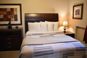 Ένα ή περισσότερα κρεβάτια σε δωμάτιο στο Silver Horseshoe Inn