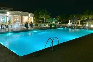 ein großer Pool mit blauer Beleuchtung in der Nacht in der Unterkunft LUXURIOUS 3 BEDROOM HOUSE IN GOLD COAST in Palm-Eagle Beach