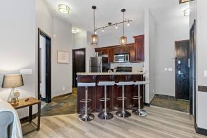 Una cocina o zona de cocina en Nature's Nook by Instant Suites Pool & HotTub