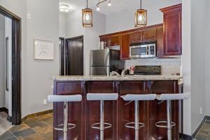 Una cocina o zona de cocina en Nature's Nook by Instant Suites Pool & HotTub