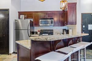Una cocina o zona de cocina en Nature's Nook by Instant Suites Pool & HotTub
