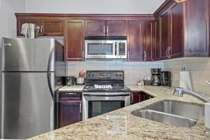 Una cocina o zona de cocina en Nature's Nook by Instant Suites Pool & HotTub