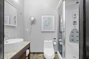 Un baño de Nature's Nook by Instant Suites Pool & HotTub