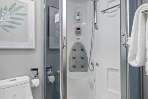 Un baño de Nature's Nook by Instant Suites Pool & HotTub