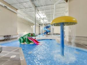 una piscina con un dinosaurio plástico en el agua en Nature's Nook by Instant Suites Pool & HotTub, en Canmore