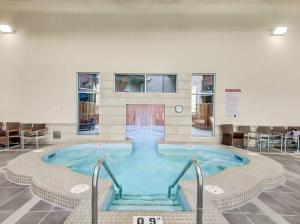Piscina en o cerca de Nature's Nook by Instant Suites Pool & HotTub