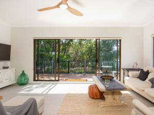 TV a/nebo společenská místnost v ubytování Saltbush Cottage Pet Friendly 1 Min Walk to Beach