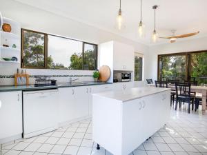 Kuchyň nebo kuchyňský kout v ubytování Saltbush Cottage Pet Friendly 1 Min Walk to Beach + 25 fotografií