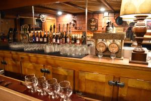 um bar com copos de vinho e garrafas de álcool em Silver Horseshoe Inn em Saint Anthony