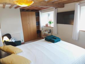 Postel nebo postele na pokoji v ubytování Thames Head Wharf - Historic Cotswold Cottage with Stunning Countryside Views