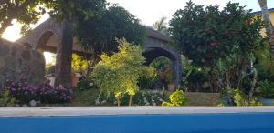 Taman di luar Tibambari