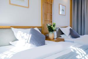Postel nebo postele na pokoji v ubytování Lijiang Gemmer Hotel