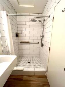 y baño con ducha, aseo y lavamanos. en Agave Inn en Santa Bárbara